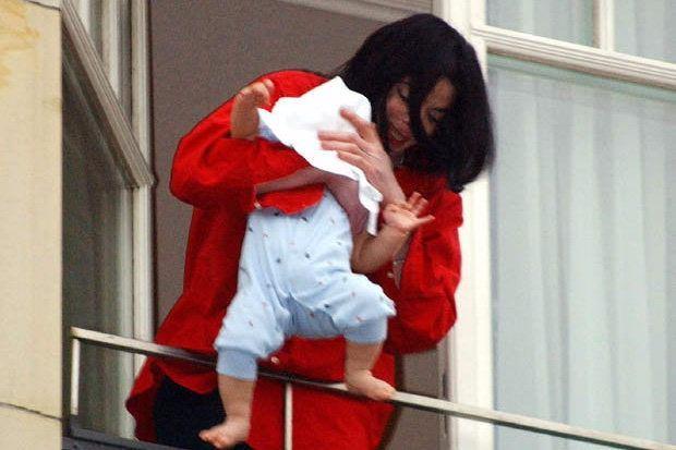 <p>2002 yılında doğduğunda Michael Jackson'ın balkondan sarkıttığı ve tüm dünyanın bu şekilde gördüğü Blanket Jackson şimdi 15 yaşında.</p>
