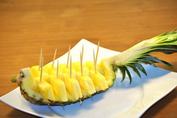 <p><strong>1-ANANAS </strong></p>

<p>Yüzde 85 oranında su içeren ananas, ayrıca içindeki bromelain denilen enzim aracılığıyla, protein üretiyor, hazmı kolaylaştırıyor ve bazı mide rahatsızlıklarına karşı doğal bir ilaç işlevi görüyor.</p>
