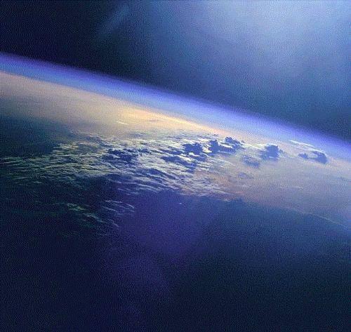 <p>Eğer fabrikalara uygulanan CO2 salınımı ücretlendirmesi üzerinden hesap yapılacak olursa, atmosferin parasal değeri 4.300.000.000.000.000 Sterlin olacaktır. Atmosferdeki her metreküp başına 1.3 CO2 molekülü düşer.</p>
<p> </p>