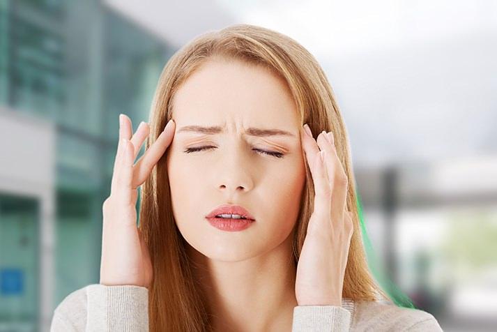 <p>Baş ağrısı ve zonklama şeklindeki migren ağrılarından kurtulmak için <strong>ne yiyip ne içtiğinize</strong> dikkat ederek, bitkisel kürleri uygulamanız yeterli.</p>
