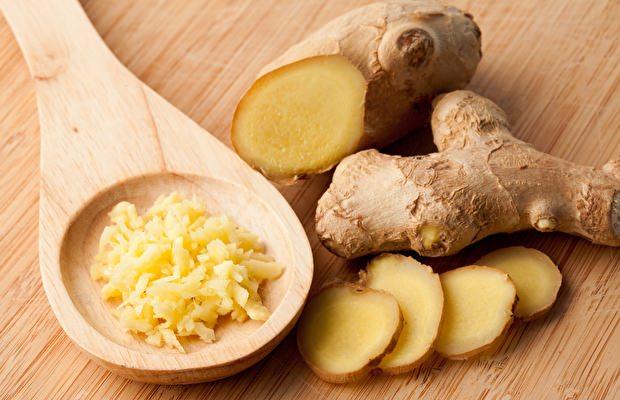 <p><strong>Zencefil</strong></p>
<p>Migrenin bitkisel tedavisinde yaygın kullanılan zencefil antienflamatuar etkisiyle, ağrıyı hafifletiyor.</p>