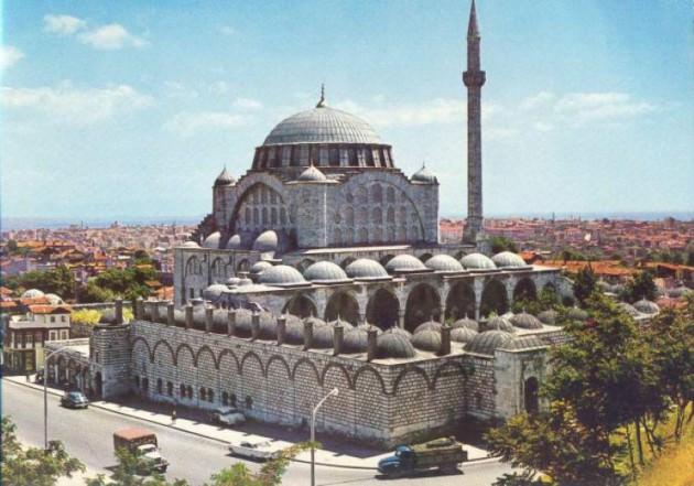 <p>MİHRİMAH SULTAN CAMİİ (EDİRNEKAPI): Mihr-î-Mâh Sultan Camii İstanbul'un Karagümrük semtinin Edirnekapı bölümünde surların hemen yanında bulunan cami. Banisi(Kurucusu) Kanuni Sultan Süleyman'ın kızı Mihrimah Sultan'dır. 1562-1565 yılları arasında Mimar Sinan tarafından yapıldı.</p>