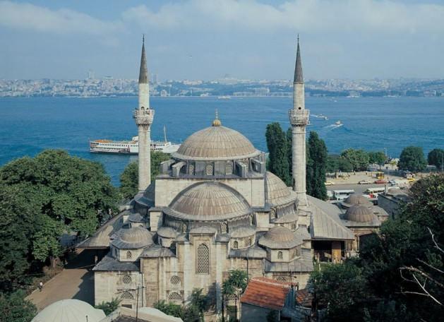 <p>MİHRİMH SULTAN CAMİİ (ÜSKÜDAR): Mihrimah Camii, veya İskele Camii, İstanbul'un Üsküdar ilçesinde meydanda bulunan Mimar Sinan'ın Kanuni Sultan Süleyman'ın Hürrem Sultan'dan kızı Mihrimah Sultan için yaptığı camidir. Sinan'ın erken dönem eserlerindendir. Kubbesi üç yanından yarım kubbelerle desteklenmiştir, ama ön cephede yarım kubbe yoktur.</p>