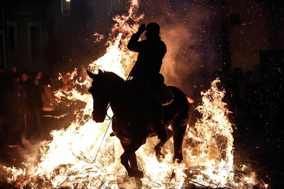 <p>Önemli iki sokakta yakılan ateşin üstünden atlatılan atlar, etkinliği izlemek için bölgeye gelen meraklılar ve San Bartolome de Pinares sakinleri tarafından ilgiyle izlendi. </p>

<p> </p>

