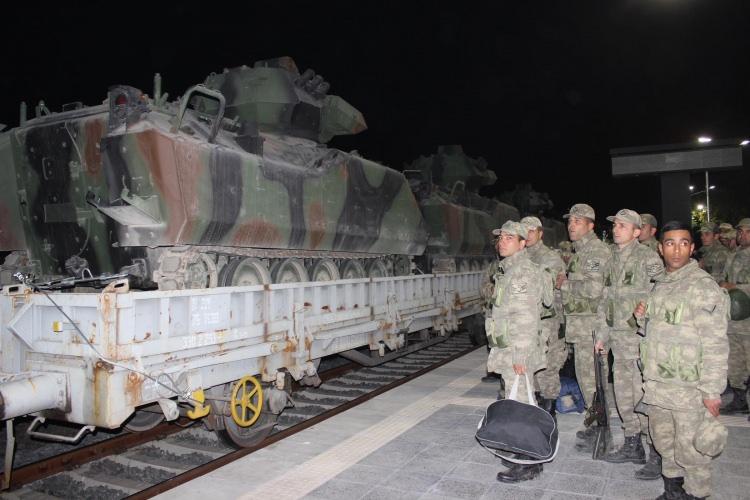 <p>Çankırı Garnizon Komutanı İstihbarat Kurmay Albay Abdullah Dede, İl Jandarma Komutanı Albay Halil Altıntaş ve asker aileleri, Çankırı Tren Garı'nda bölgeye giden askerleri uğurlamaya geldi. </p>
