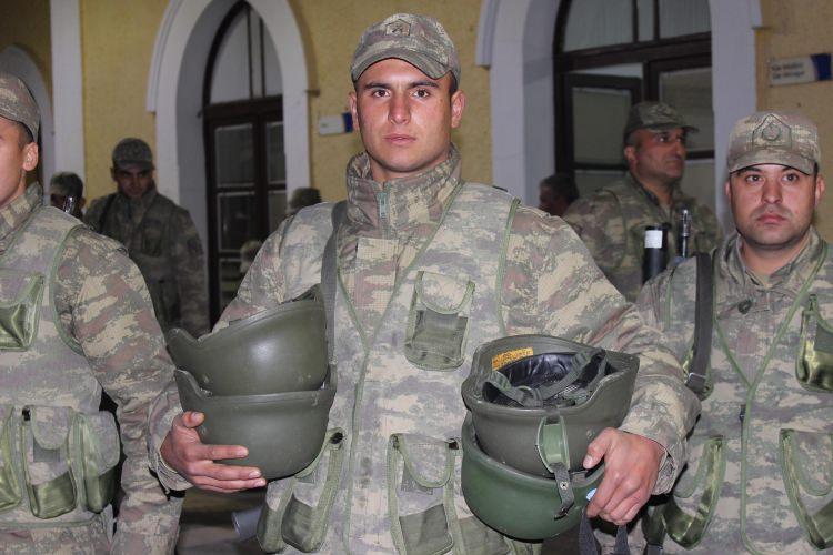 <p>Dua edilmesinin ardından bir grup üniversite öğrencisi, bölgeye giden askerlerin komutanına Türk bayrağı ve Kur'an-ı Kerim hediye etti.</p>
