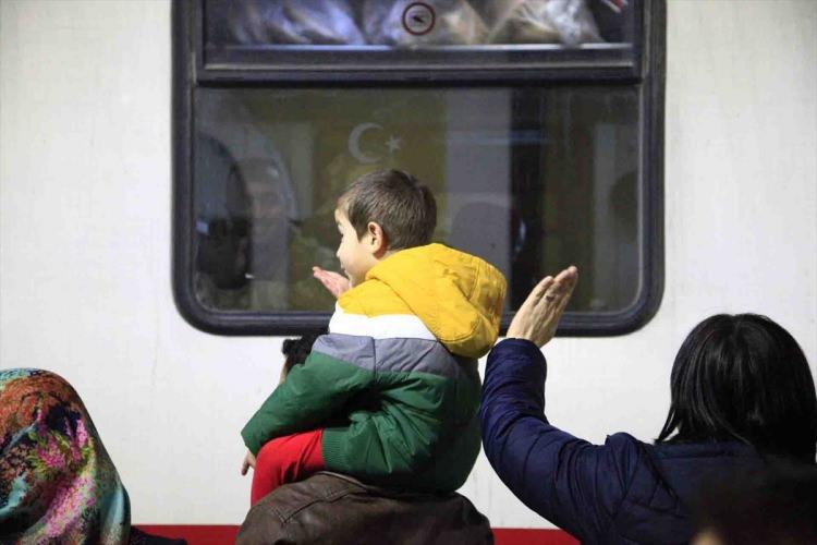 <p>Duygusal anların yaşandığı vedalaşmanın ardından 30 vagon zırhlı araç ve askerleri taşıyan tren, tekbirler eşliğinde Çankırı Garı'ndan hareket etti.</p>
