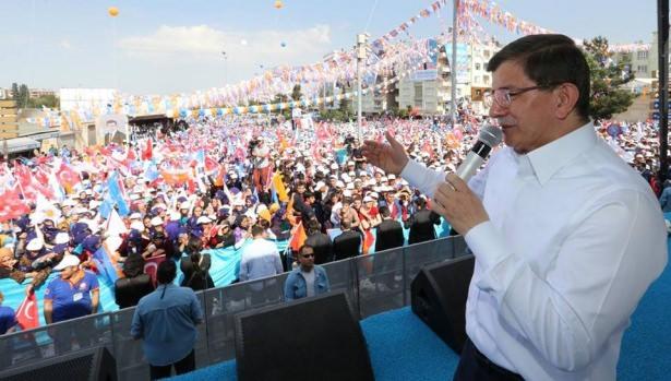 <p>ORC'nin Mart siyasi gündem araştırması, 36 ilde toplam 4 bin 176 kişi ile gerçekleştirildi."Bugün seçim olsa hangi partiye oy verirsiniz" sorusuna araştırmaya katılanların yüzde 54'ü AK Parti karşılığını verdi.</p>
