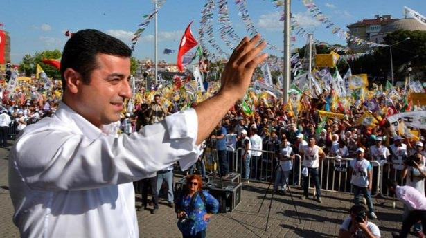 <p> HDP ise yüzde 7.8 ile baraj altında kalıyor.</p>
