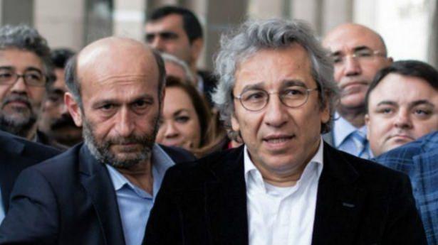 <p>Anayasa Mahkemesi'nin Can Dündar ve Erdem Gül ile ilgili vermiş olduğu hak ihlali kararını doğru buluyor musunuz?" şeklindeki soruya araştırmaya katılanların yüzde 62'i "yanlış buluyorum" yanıtını verirken yüzde 33.5'lik kesim ise doğru bulduğu karşılığını verdi. Aynı soruya yanıt vermeyenlerin oranı ise yüzde 4.5 oldu.</p>
