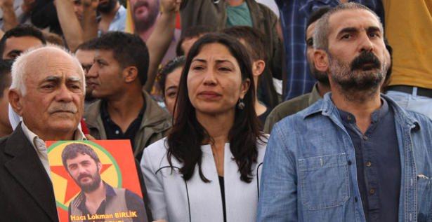 <p>HDP milletvekillerinin dokunulmazlığının kaldırılması tartışılırken araştırmada "teröre destek veren milletvekillerinin dokunulmazlıkları kaldırılmalı mı?" yönündeki soruya katılanların neredeyse tamamı 'evet' yanıtını verdi.</p>