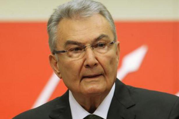 <p>. Bu soruya ise CHP seçmeninin yüzde 52.1'i Deniz Baykal, yüzde 40'ı ise Kemal Kılıçdaroğlu karşılığını verdi. Aynı soruda yüzde 7.9'lik kesim ise herhangi bir görüş belirtmedi.</p>