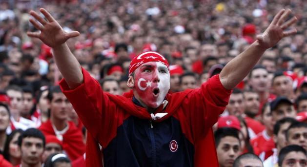 Futbolda 12. adam. Taraftarlar. Futbolun olmazsa olmazı. Taraftarsız maçın tadı, tuzu olmuyor. Bleacher Report Dünyanın en çılgın 25 taraftarını açıkladı. Listede Fenerbahçe ve Galatasaray da var...