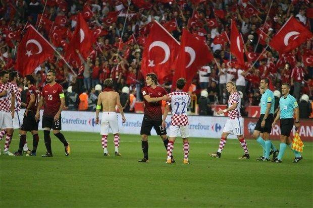 <p>Şu anki sıralamaya göre A, B, C ve D Ligleri'nde hangi takımların olacağı netleşmeye başladı. Türkiye'nin B Ligi'nde yer almasına kesin gözüyle bakılırken birçok muhtemel rakibi de belli oldu. </p>

