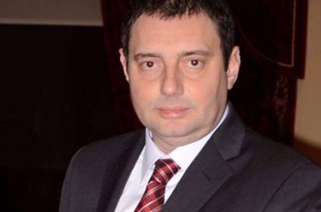 <p>İbrahim Hattat 3 çocuk babası</p>
