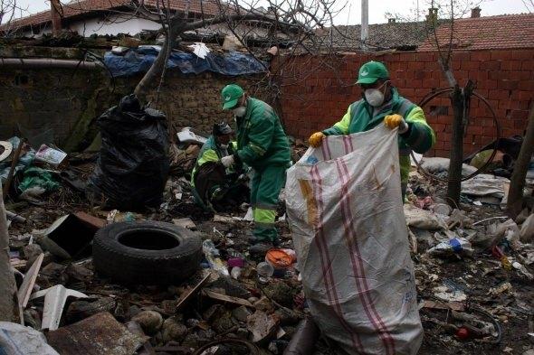 <p>Merkez Osmangazi il&ccedil;esi Barbaros Mahallesi&rsquo;nde ikamet eden 75 yaşındaki H.&Ccedil;, evinde &ccedil;&ouml;pleri ve eski malzemeleri biriktirince komşuları rahatsız oldu. Evin temizlenmesi i&ccedil;in Bursa Cumhuriyet Savcılığına dilek&ccedil;e veren mahalle sakinleri, kokuya bir &ccedil;are bulunmasını istedi.&nbsp;</p>

<p>&nbsp;</p>
