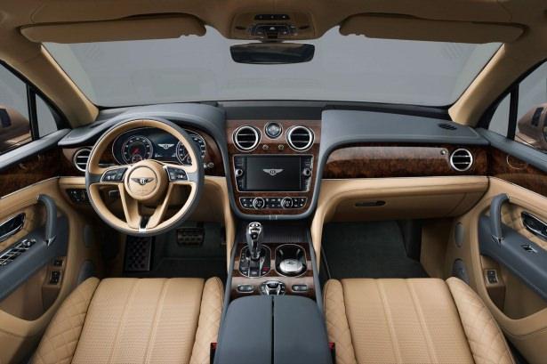 <p>İngiliz lüks otomobil üreticisi Bentley, SUV segmentinde ilk aracını üretti. 450 bin eurodan satışa çıkarılan "Bentayga" marka jeep yılda 3600 ile 5000 bin arasında üretilmesi planlanıyor. Bentley yeni model araçlarına büyük talep olduğunu ve üretimi artırabilecekleri sinyali verdi.</p>
