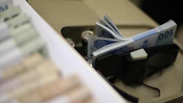 <p><strong>TEDAŞ'A BORÇLAR YENİDEN YAPILANDIRILACAK</strong></p>

<p>Türkiye Elektrik Dağıtım Anonim Şirketinin (TEDAŞ) elektrik  tüketiminden kaynaklanan alacaklarından, vadesi 15 Şubat 2017 itibarıyla geldiği  halde düzenlemenin yürürlüğe girdiği tarih itibarıyla ödenmemiş olan borçlar  yeniden yapılandırılacak.</p>
