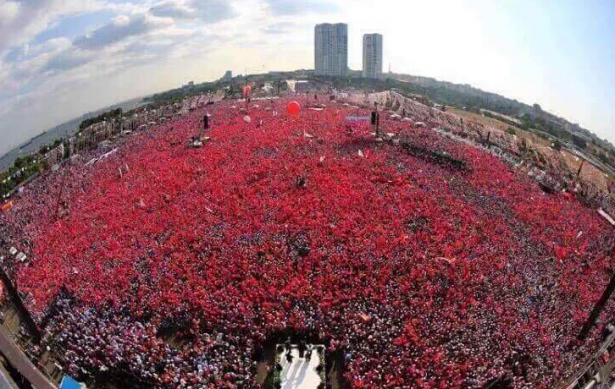 <p>Sivil Dayanışma Platformu tarafından İstanbul Yenikapı'da düzenlenen "Milyonlarca Nefes, Teröre Karşı Tek Ses" mitingine vatandaşlar ilgi gösterdi.</p>
