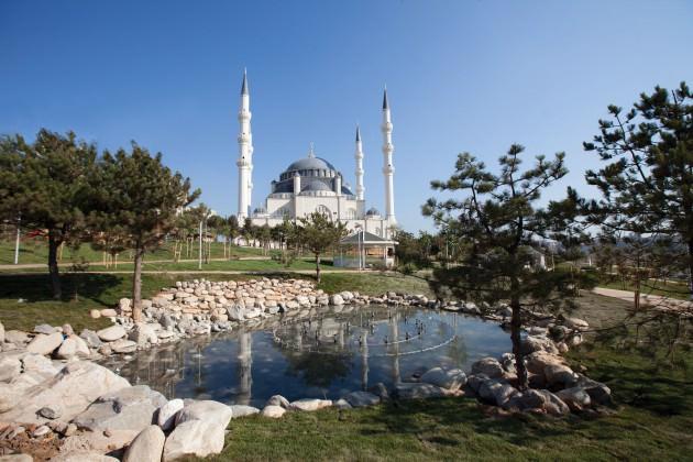 10 bin kişilik cami ibadete açıldı