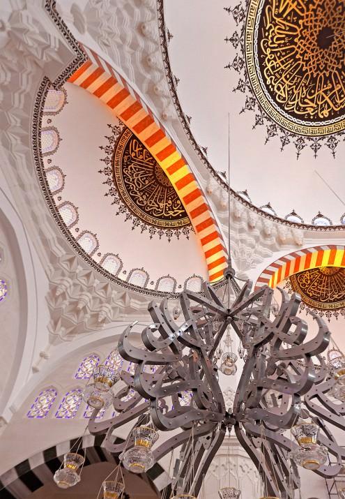 10 bin kişilik cami ibadete açıldı