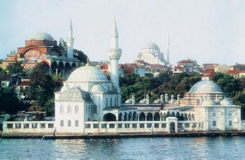 <p><strong>Medreseler</strong></p>

<p>1.    Sultan Süleymân Medresesi (Mekke’de), <br />
2.    Süleymâniye Medreseleri (İstanbul’da), <br />
3.    Yavuz Sultan Selim Medresesi (Halıcılar Köşkünde), <br />
4.    Sultan Selim Medresesi (Edirne’de), <br />
5.    Sultan Süleymân Medresesi (Çorlu’da), <br />
6.    Şehzâde Sultan Mehmed Medresesi (İstanbul’da), <br />
7.    Haseki Sultan Medresesi (Avratpazarı’nda), <br />
8.    Vâlide Sultan Medresesi (Üsküdar’da), <br />
9.    Kahriye Medresesi (Sultan Selim yakınında), <br />
10.    Mihrimah Sultan Medresesi (Üsküdar’da), <br />
11.    Mihrimah Sultan Medresesi (Edirnekapı’da), <br />
12.    MehmedPaşa Medresesi (Kadırga’da), <br />
13.    MehmedPaşa Medresesi (Eyüp’te), <br />
14.    Osman Şah Vâlidesi Medresesi (Aksaray yakınında), <br />
15.    Rüstem Paşa Medresesi (İstanbul’da), </p>
