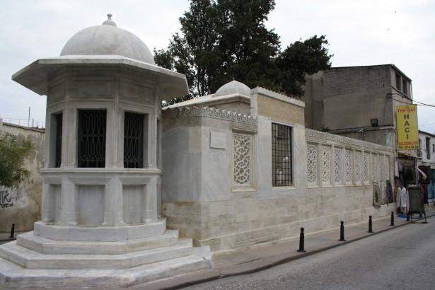 <p>Türbeler</p>
<p>1. Yahya Efendi Türbesi (Beşiktaş’ta), <br />
2. Barbaros Hayreddin Paşa Türbesi (Beşiktaş’ta), <br />
3. Arap AhmedPaşa Türbesi (Fındıklı’da), <br />
4. Sultan Süleymân Türbesi (Süleymaniye’de), <br />
5. Şehzâde Sultan MehmedTürbesi (Şehzâdebaşı’nda), <br />
6. SultanSelim Türbesi (Ayasofya civârında), <br />
7. Hüsrev Paşa Türbesi (Yenibahçe’de), <br />
8. ŞehzâdelerTürbesi (Ayasofya’da), <br />
9. Vezir-i âzam RüstemPaşa Türbesi (Şehzâde Türbesi yakınında), <br />
10. Ahmed Paşa Türbesi (Eyüp’te), </p>