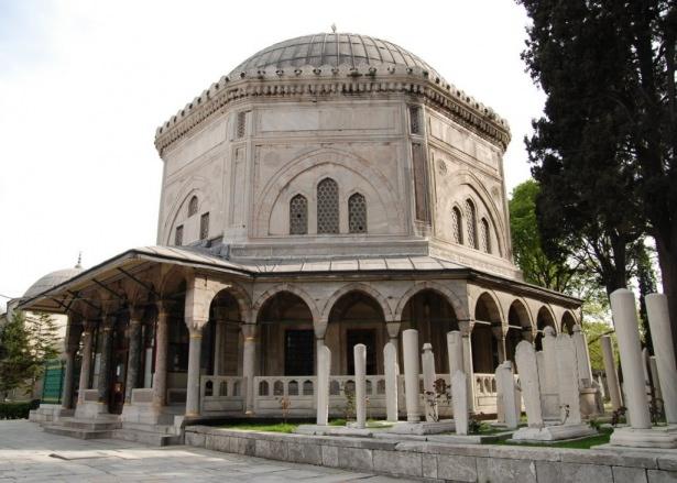 <p>11. MehmedPaşa Türbesi (Topkapı’da), <br />
12. Çocukları için inşâ ettiği türbe, <br />
13. Siyavuş Paşa Türbesi (Eyüp’te), <br />
14. Siyavuş Paşanın çocukları için yapılan türbe (Eyüp’te), <br />
15. Zâl Mahmûd Paşa Türbesi (Eyüp’te), <br />
16. Şemsi Ahmed Paşa Türbesi (Üsküdar’da), <br />
17. Kılıç Ali Paşa Türbesi (Tophâne’de), <br />
18. Pertev Paşa Türbesi (Eyüp’te), <br />
19. Şâh-ı Hûban Türbesi (Üsküdar’da, <br />
20. Haseki Hürrem Sultan Türbesi (Süleymaniye’de).</p>