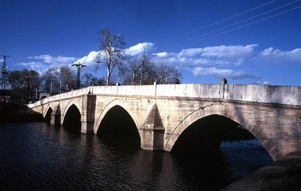<p><strong>Köprüler</strong></p>

<p>1.    Büyük çekmece Köprüsü, <br />
2.    Silivri Köprüsü, <br />
3.    Mustafa Paşa Köprüsü (Meriç üzerinde), <br />
4.    Sokullu Mehmed Paşa Köprüsü (Tekirdağ’da), <br />
5.    Odabaşı Köprüsü (Halkalıpınar’da), <br />
6.    Kapıağası Köprüsü (Harâmidere’de), <br />
7.    MehmedPaşa Köprüsü (Sinanlı’da), <br />
8.    Vezir-i âzam Mehmed Paşa (Mostar) Köprüsü (Bosna’da, Vişigrad kasabasında). <br />
10.    Kanuni Sultan Süleyman Köprüsü</p>
