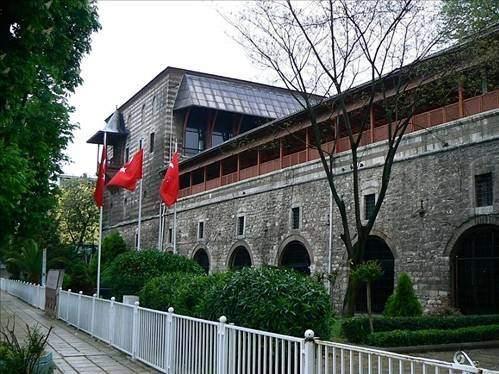 <p><strong>Saraylar</strong></p>

<p>1.    Saray-ı atîk tâmiri (Beyazıt’ta), <br />
2.    Saray-ı cedîd-i hümâyûn tâmiri (Topkapı’da), <br />
3.    Üsküdar Sarayının tâmiri (Üsküdar’da), <br />
4.    Galatasarayın eski yerine yeniden inşâsı (Galatasaray’da), <br />
5.    Atmeydanı Sarayının yeniden inşâsı (Atmeydanı’nda), <br />
6.    İbrâhim Paşa Sarayı (Atmeydanı’nda), <br />
7.    Yenikapı Sarayının yeniden inşâsı (Silivrikapı’da), <br />
8.    Kandilli Sarayının yeniden inşâsı (Kandilli’de), <br />
9.    Fenerbahçe Sarayının yeniden inşâsı (Fenerbahçe’de), <br />
10.    İskender Çelebi Bahçesi Sarayının yeniden inşâsı (İstanbul şehir dışında), <br />
11.    Halkalı Pınar Sarayının yeniden inşâsı (Halkalı’da), <br />
12.    Rüstem Paşa Sarayı (Kadırga’da), <br />
13.    MehmedPaşa Sarayı (Kadırga’da), <br />
14.    Mehmed Paşa Sarayı (Ayasofya yakınında), <br />
15.    MehmedPaşa Sarayı (Üsküdar’da), <br />
16.    Rüstem Paşa Sarayı (Üsküdür’da), </p>
