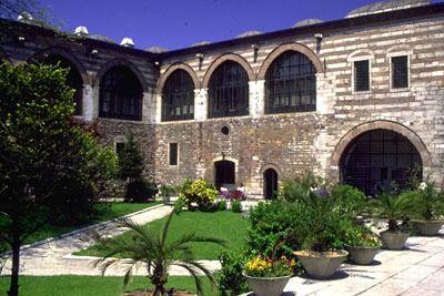 <p>17. Siyavuş Paşa Sarayı (İstanbul’da), <br />
18. Siyavuş Paşa Sarayı (Üsküdar’da), <br />
19. Siyavuş Paşa Sarayı (yine Üsküdar’da), <br />
20. Ali Paşa Sarayı (İstanbul’da), <br />
21. AhmedPaşa Sarayı (Atmeydanı’nda), <br />
22. Ferhad Paşa Sarayı (Bâyezîd civârında), <br />
23. Pertev Paşa Sarayı (Vefâ Meydanında), <br />
24. SinânPaşa Sarayı (Atmeydanı’nda), <br />
25. Sofu MehmedPaşa Sarayı (Hocapaşa’da), <br />
26. Mahmûd Ağa Sarayı (Yenibahçe’de), <br />
27. MehmedPaşa Sarayı (Halkalı yakınında Yergöğ’de), <br />
28. Şâh-ı Hûbân Kadın Sarayı (Kasımpaşa Çeşmesi yakınında), <br />
29. Pertev Paşa Sarayı (şehrin dışında), <br />
30. AhmedPaşa Sarayı (şehrin dışında), <br />
31. AhmedPaşa Sarayı (Taşra Çiftlik’te), <br />
32. AhmedPaşa Sarayı (Eyüp’te), <br />
33. Ali Paşa Sarayı (Eyüp’te), <br />
34. MehmedPaşa Sarayı (şehrin dışında, Rüstem Çelebi Çiftliğinde), <br />
35. Mehmed Paşa Sarayı (Bosna’da), <br />
36. Rüstem Paşa Sarayı (İskender Çelebi Çiftliğinde).</p>