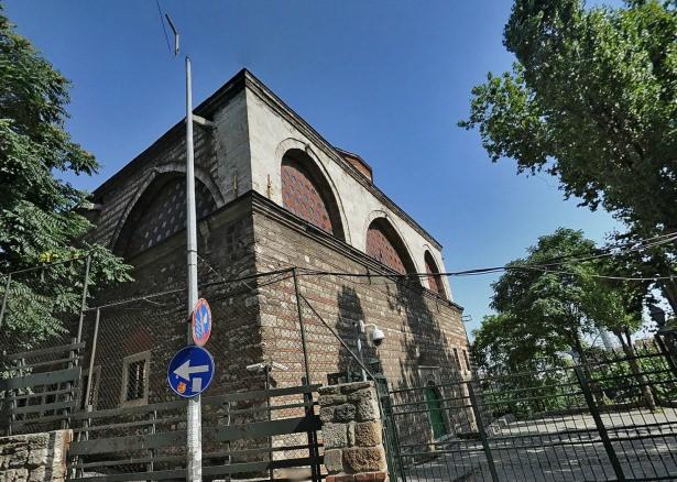 <p><strong>Mahzenler</strong></p>
<p>1. Buğday mahzeni (Galata Köşesinde), <br />
2. Zift Mahzeni (Tersâne-i Âmirede), <br />
3. Anbar (sarayda), <br />
4. Anbar (Has Bahçe Yalısında), <br />
5. Mutbak ve kiler (sarayda), <br />
6. Mahzen (Unkapanı’nda), <br />
7. İki adet anbar (Cebehâne yakınında), <br />
8. Kurşunlu Mahzen (Tophâne’de).</p>