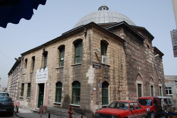 <p>16. İbrâhim Paşa Hamamı (Silivrikapı’da), <br />
17. Kapıağası Yâkub Ağa Hamamı (Sulumanastır’da), <br />
18. Sinân Paşa Hamamı (Beşiktaş’ta), <br />
19. Molla Çelebi Hamamı (Fındıklı’da), <br />
20. Kaptan Ali Paşa Hamamı (Tophâne’de), <br />
21. Kaptan Ali Paşa Hamamı (Fenerkapı’da), <br />
22. Müfti Ebüssü’ûd Efendi Hamamı (Mâcuncu Çarşısında), <br />
23. Mîrmirân Kasımpaşa Hamamı (Hafsa’da), <br />
24. Merkez Efendi Hamamı (Yenikapı dışında), <br />
25. Nişancı Paşa Hamamı (Eyüp’te), <br />
26. Hüsrev Kethüdâ Hamamı (Ortaköy’de), <br />
27. Hüsrev Kethüdâ Hamamı (İzmit’te), <br />
28. Hamam (Çatalca’da), <br />
29. RüstemPaşa Hamamı (Sapanca’da), <br />
30. Hüseyin Bey Hamamı (Kayseri’de), <br />
31. Sarı Kürz Hamamı (İstanbul’da), <br />
32. Hayreddin Paşa Hamamı (Zeyrek’te), <br />
33. Hayreddin Paşa Hamamı (Karagümrük’te), <br />
34. Yâkub Ağa Hamamı (Tophâne’de), <br />
35. Haydar Paşa Hamamı (Zeyrek’te), </p>