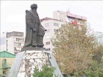 <p>Süleymaniye'nin dört minaresi İstanbul'da yaşamış dört büyük hükümdarı; Fatih Sultan Mehmet, II. Bayezid, Yavuz Sultan Selim ve Kanunî Sultan Süleyman'ı ya da camiyi yaptıranın İstanbul'un fethinden sonraki dördüncü padişah olduğunu temsil eder.</p>
