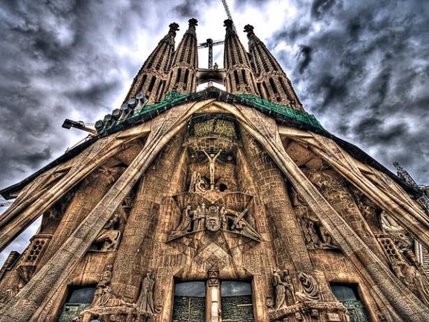 <p><strong>Sagrada Familia - İspanya</strong></p>

<p>Barcelona kentinde bulunan, inşası 1882 yılında başlayan yapı, mimarı olan Antoni Gaudi'nin zamansız ölümü ve tasarımlarının karmaşıklığı nedeniyle halen devam etmekte.</p>
