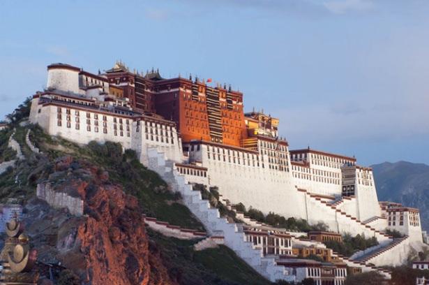 <p><strong>Potala Sarayı - Tibet </strong></p>

<p>Tibet'in Lhasa kentine tepeden bakan bu saray, Tibet hükümetinin merkezi ve Dalai Lama'nın kışlık konaklama mekanı.</p>
