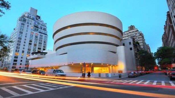 <p><strong>Guggenheim Müzesi - İspanya</strong></p>

<p>İspanya'nın Bilbao kentinde inşaası 1997 yılında tamamlanan müzenin dış cephesi titanyum ile kaplı.</p>
