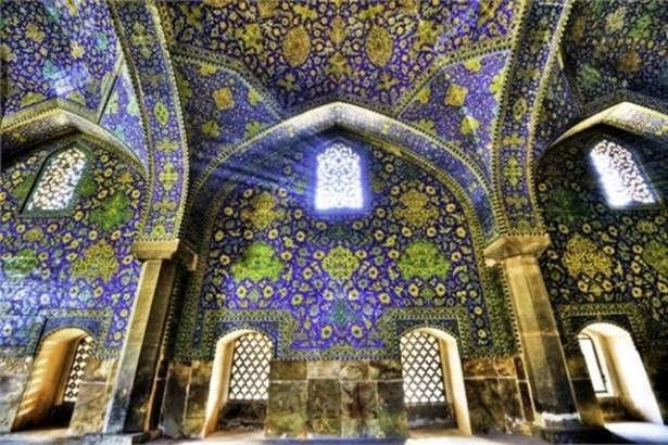 <p><strong>İmam Camii - İran</strong></p>

<p>İsfahan kentindeki İmam Camii'nin içi ve dışı tamamen mavi çinilerle kaplanmış. 17'inci yüzyılda inşa edilen caminin bu özel kaplaması gün içerisinde gelen ışığa göre ton değiştiriyor.</p>
