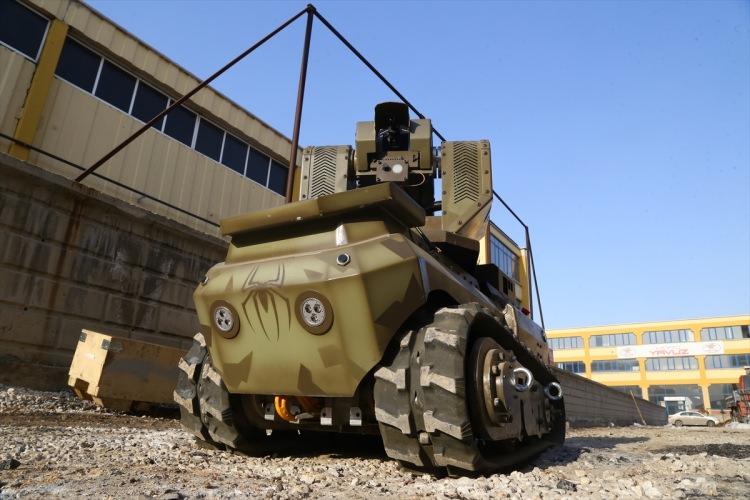 <p>Konya'da bir firma tarafından üretilen insansız kara aracı ANKEBOT, üzerindeki kamera ve hafif makineli silahla terörle mücadelede görev almayı bekliyor.</p>
