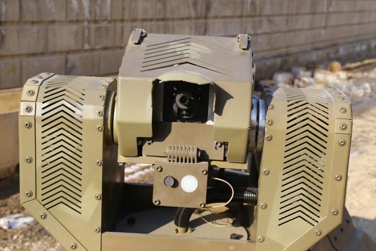 <p>Merkez Karatay ilçesindeki sanayi sitesindeki firma, terörle mücadelede zayiatın önüne geçebilecek robot sistemi üzerine çalışma başlattı. Firma, uzun süren Ar-Ge çalışmaları sonunda bir metre yüksekliği ve 1,5 metre uzunluğunda paletli mini tank görünümündeki robot üretti.</p>