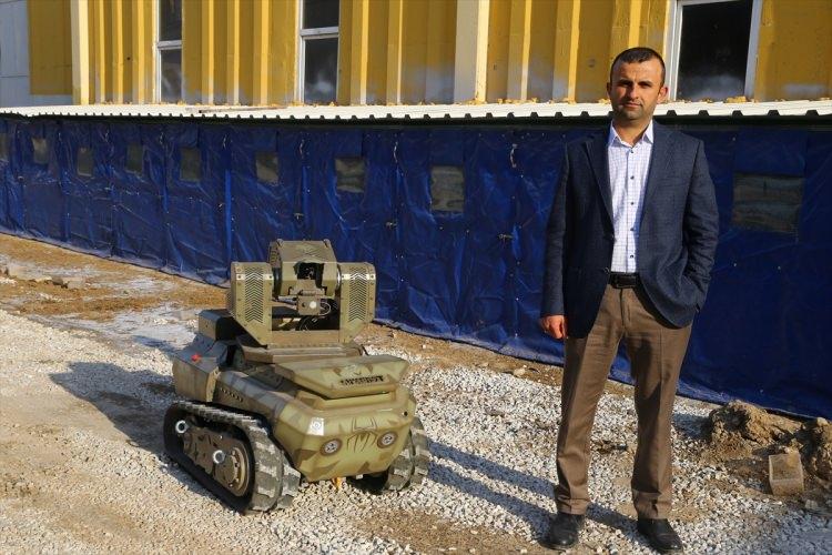 <p>Görüntülü joystick kumanda paneli ile kontrol edilen ANKEBOT isimli araç, 8 saatlik aküsü, saatte 6 kilometre hız kapasitesiyle 100 kilogram yükü taşıyabiliyor.</p>
