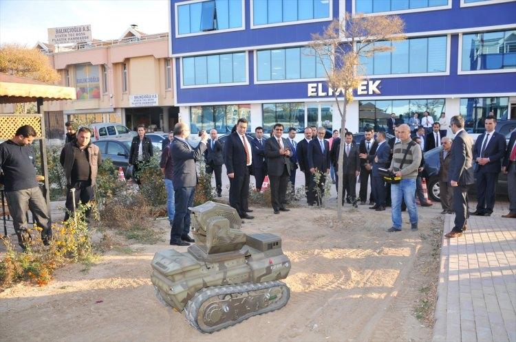 <p>Savunma sanayisine kazandırabilir, bunu hedefliyoruz. Örnek modelini ortaya koyduk. Robot, bomba imha çalışmalarında, yangına müdahalede, sıcak çatışmalarda ve yaralıları taşımada aktif şekilde kullanılabilecek."</p>
