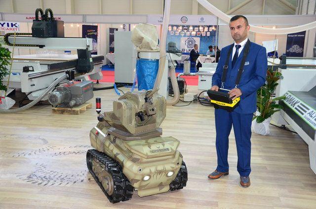 <p>Robotun, zor arazi koşullarında aksamadan hareket ettiğini, insan hayatını tehlikeye sokacak noktalarda görüntülü keşif yapabildiğini belirten Düzgün, 200 metre kumanda menziliyle etkin şekilde kullanılabileceğini vurguladı.</p>
<p> </p>