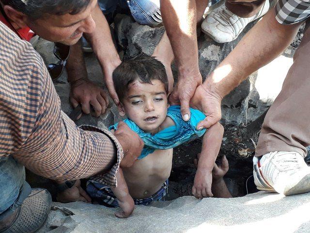 <p>Elazığ’da kaybolan 2.5 yaşındaki Fırat, 25 saat sonra, evine 3 kilometre uzaklıkta kayaların arasında sıkışmış halde bulundu. </p>

<ul>
</ul>

<ul>
</ul>
