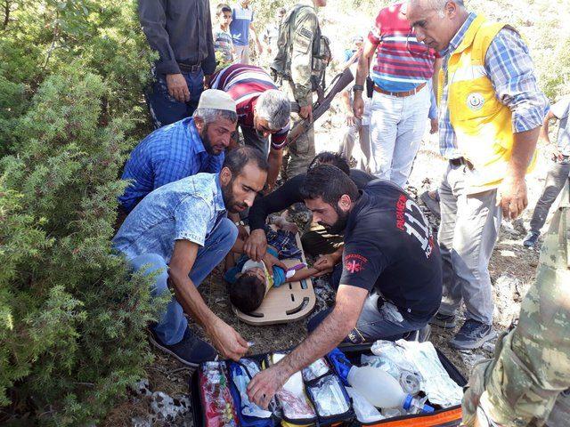 <p>Arama çalışmaları, 25 saat sonra mutlu sonla bitti. Ekipler, küçük Fırat’ı beldeye 3 kilometre uzaklıktaki ormanlık alanda, iki kayanın arasına sıkışmış halde uyurken buldu. </p>
