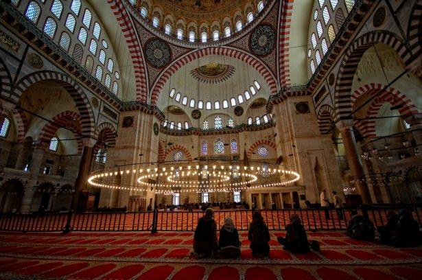 <p>Yedi kat gökleri gezen, Zat'ına selam veren Habibin aşkına bizi affeyle ya Rabbi! Bu gece cümlemiz hakkında mutlu, bütün ümmet-i Muhammed'e kutlu eyle ya Rabbi!</p>