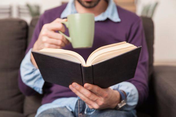 <p>- <strong>Kitap okumak,</strong> gevşeme sağlayacağı için uykunun gelmesine yardımcı olur. </p>