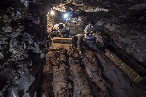 <p>El Uksur şehrinde yapılan kazı çalışmaları sırasında ortaya çıkarılan mezarın milattan önce 16. ve 11. yüzyıllar arasında inşa edildiği düşünülüyor.</p>
