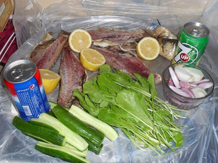<p><strong>Baladi ekmeği, zeytinyağı, limon ve soğanla</strong> servis ediliyor.</p>