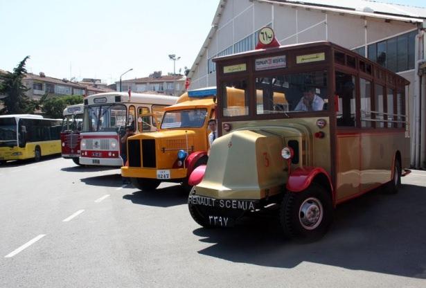 <p>İETT Topkapı garajında hareket eden otobüslere İstanbulluların sevgisi büyük oldu. Trafikte ilginç görüntüler oluşturan nostalji otobüsleri bazı vatandaşlar cep telefonlarıyla kaydetti.</p>

<p> </p>
